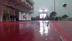 O ploaie și furtună puternice au pus pe fugă vedetele de pe covorul roșu la Festivalul de Film de la Veneţia