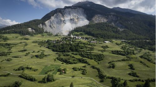 O cădere masivă de pietre din Elveția se oprește în apropierea satului evacuat Brienz / Bolovanii au blocat drumurile și au ajuns la câțiva centimetri de case