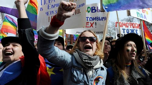 Doi bărbați care munceau într-un bar din Rusia, arestați în baza noii legi anti-LGBTQ+ / Sunt acuzați de roluri în "organizații extremiste" și ar putea fi condamnați la 10 ani de închisoare