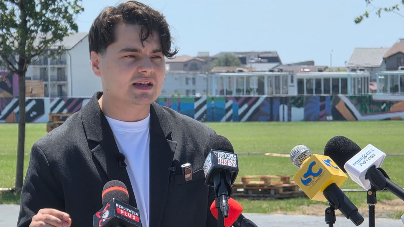 Selly, după incidentele de la „Beach, Please!”: Dragi părinţi, copiii voştri ascultă hip-hop, nu înseamnă că sunt depravaţi sau drogaţi! Vreţi să interziceţi asta? Eu n-aş vrea să trăiesc într-o ţară unde revine cenzura! Voi ce ascultaţi în tinereţe?