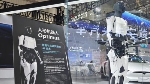 Robotul Optimus de la Tesla, blocat de geopolitică. Elon Musk se plânge de restricțiile impuse de China