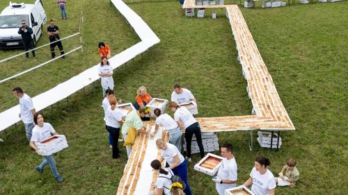 Un sat croat a bătut recordul mondial cu un şir de strudel de 3 km lungime
