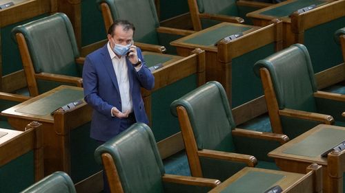 Cioloș: „Ca să-i găsească o sinecură de consolare lui Cîţu, monstruoasa alianţă a revocat-o pe Anca Dragu” / „Este o avanpremieră la modul în care noua majoritate va acţiona: în forţă, fără respect pentru reguli şi meritocraţie”