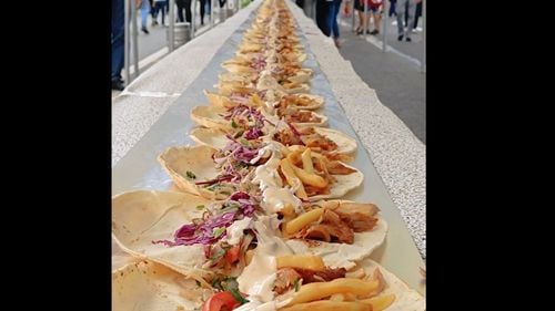 VIDEO O shaorma gigant, de 125 m lungime, a fost realizată la Ploieşti / Acțiunea s-a desfășurat cu ocazia împlinirii a 520 de ani de la prima atestare documentară a orașului