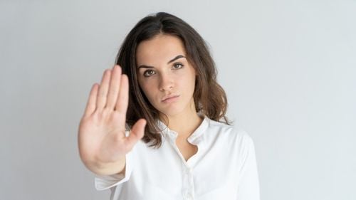 Asociația Psihologilor: Guvernul și Parlamentul să reanalizeze „urgent” Codul Ocupațiilor, care recunoaște ocupații antiștiințifice precum astrologia sau numerologia, “prin care se introduc apoi mascat o serie de «terapii»”