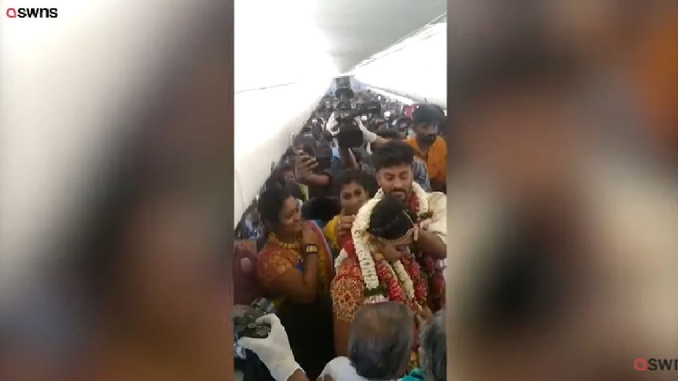VIDEO Un cuplu indian s-a căsătorit într-un avion pentru a evita restricţiile anti-COVID-19 / 161 de persoane au fost invitate să asiste la ceremonie, în timp ce în India este permis un număr maxim de 50 de invitaţi la o nuntă