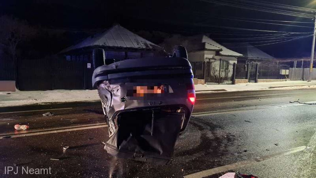 Un tânăr de 24 de ani a murit și alte două persoane sunt rănite după ce mașina în care se aflau s-a răsturnat pe o stradă din Piatra-Neamț/ Șoferul consumase băuturi alcoolice