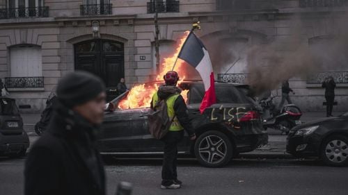 O bibliotecă a fost incendiată în Franţa, în ciocniri cu poliţia la Grenoble