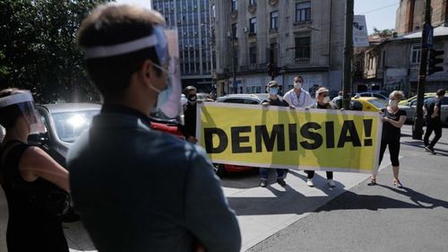Protest la DIICOT după clasarea dosarului 10 August. Reprezentanţii societăţii civile au purtat măşti cu figurile foştilor şefi ai Jandarmeriei şi i-au mulţumit, ironic, Giorgianei Hosu pentru închiderea cazului