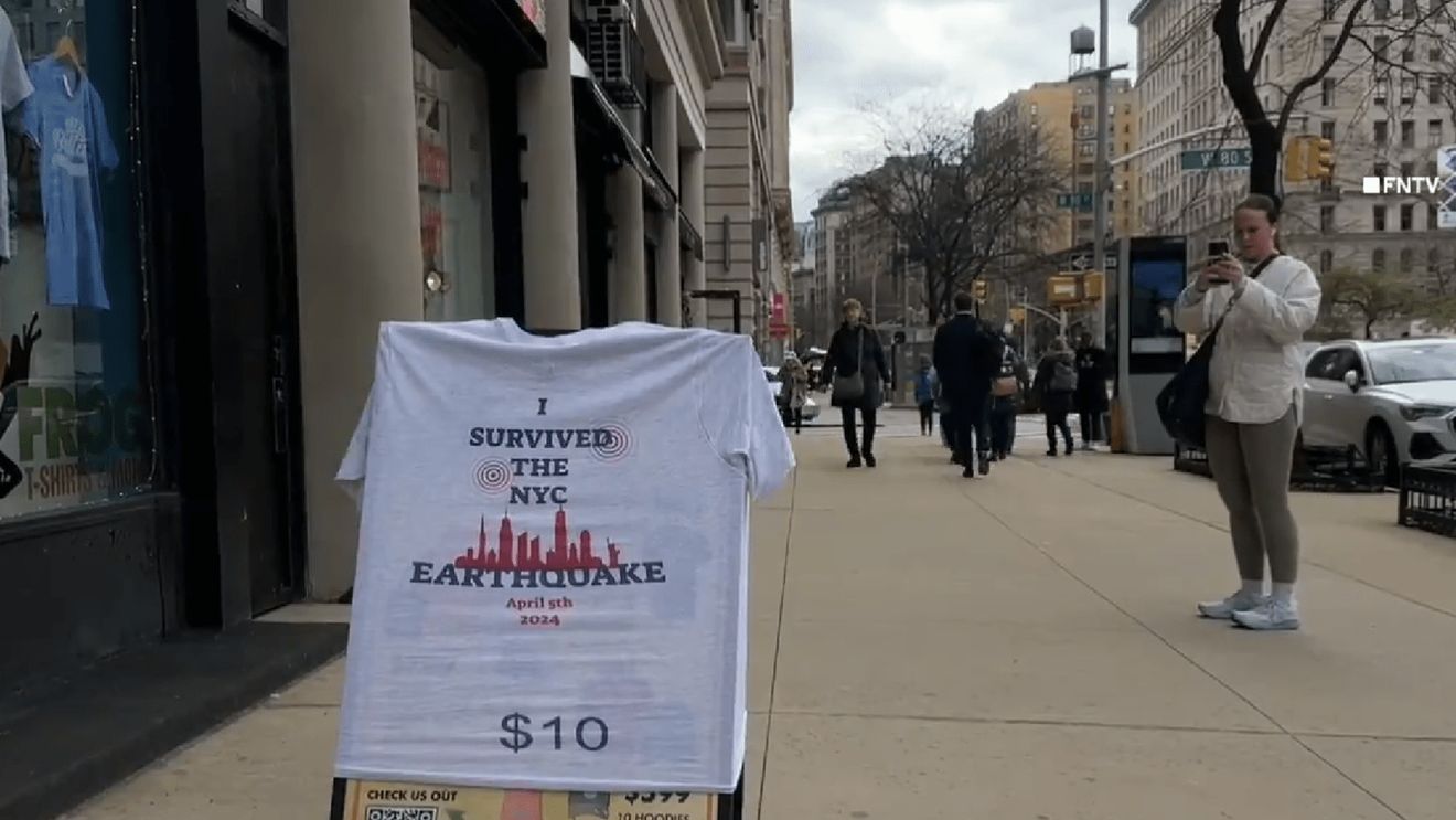 VIDEO După seismul de 4,8 grade de vineri, în New York au apărut tricouri cu mesajul "Am supravieţuit cutremurului"