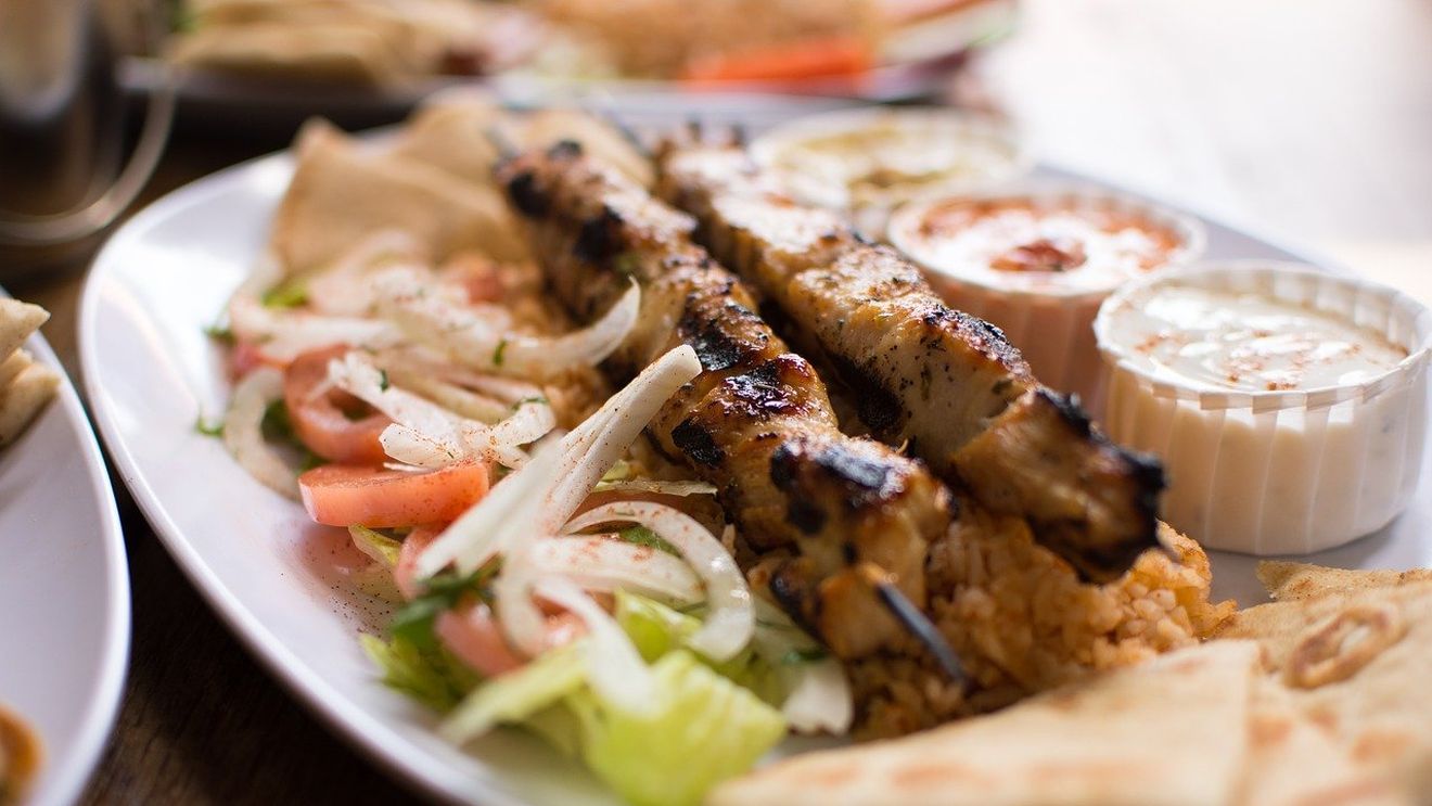Cât plătim vacanța asta pentru un souvlaki în Grecia? Cum a afectat inflația prețurile produselor populare pentru turiști