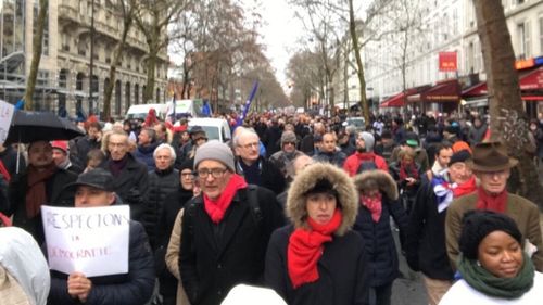 După „vestele galbene“, mii de „fulare roșii“ manifestează la Paris pentru „a apăra democrația și instituțiile“