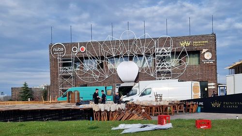 VIDEO Cum s-au pregătit stațiunile de pe litoral pentru 1 Mai: Asfaltări pe repede înainte, văruieli în ajunul petrecerilor, pregătiri cu turiștii de față/ Protecția Consumatorului, despre cum arată litoralul: ”Suntem mai aproape de Pakistan decât de vestul Europei” (galerie foto)