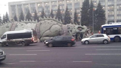 O reptilă uriașă a fost amplasată la târgul de Crăciun din Chișinău/ Primarul Ceban, scandalizat din nou după episodul ”caruselului erotic”