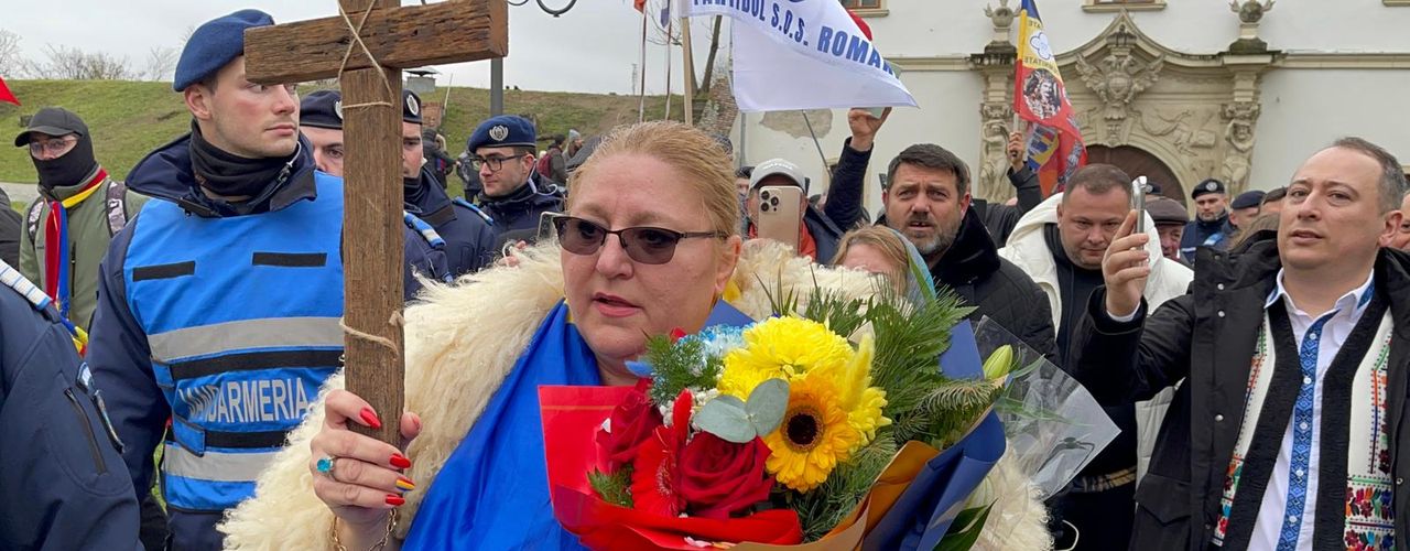 Bizareriile ”suveraniștilor” la Alba Iulia: Susținătorii lui George Simion i-au cântat ”Călin Georgescu președinte” / Șoșoacă și-a pictat tricolorul pe unghii / Au huiduit imnul