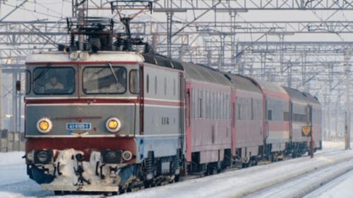 Mai mulţi copaci au căzut pe calea ferată din cauza vântului puternic și a ninsorilor / Trafic feroviar întrerupt temporar în raza regionalelor CFR Iaşi şi Braşov