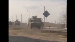 VIDEO Civilii ucraineni încearcă să oprească un convoi militar în sudul Ucrainei