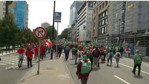 Aproape 80.000 de persoane au protestat la Bruxelles împotriva creșterii costului vieții / Greva a provocat haos în transportul aerian