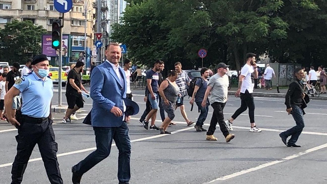 GALERIE FOTO Oamenii aduși de Cataramă în Piața Victoriei să protesteze față de restricții pentru că nu ar exista coronavirusul și-au pus măștile după ce au încheiat mitingul
