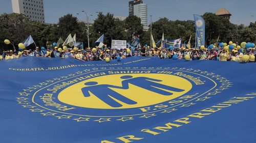 Proteste în Capitală organizate miercuri de marile confederaţii sindicale şi de „Solidaritatea Sanitară”/ Sindicaliştii cer, printre altele, creşterea salariului minim şi a pensiilor, taxare echitabilă şi stoparea austerităţii doar pentru cei vulnerabili