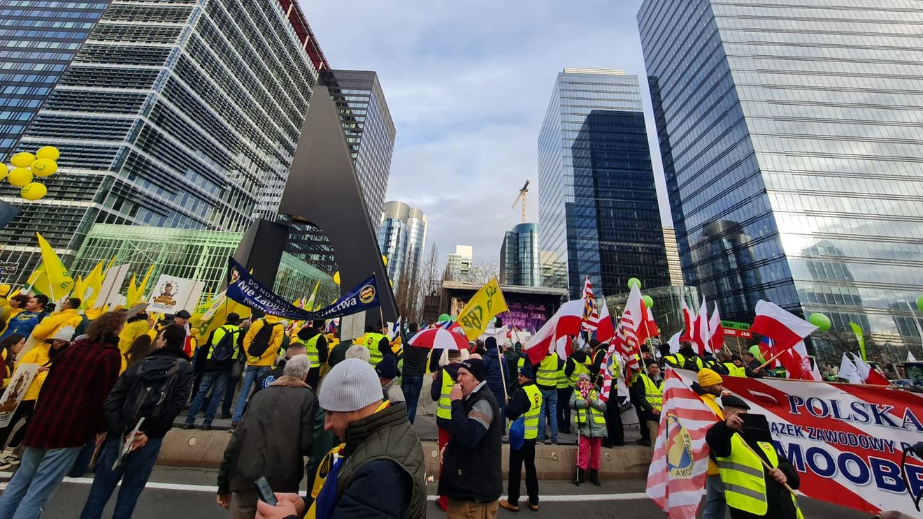 FOTO | Peste 10.000 de fermieri protestează în fața Parlamentului european / Agricultorii sunt împotriva Acordului UE-Mercosur
