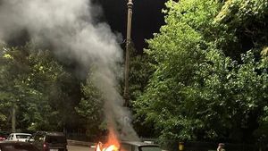 VIDEO Un autoturism a luat foc în Capitală. Pompierii au intervenit, nu au fost declarate victime
