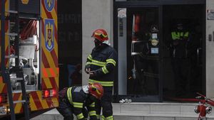 Explozie subterană pe o stradă din Sibiu, semnalată la 112. Mai multe plăci de beton s-ar fi mișcat / Intervin pompierii
