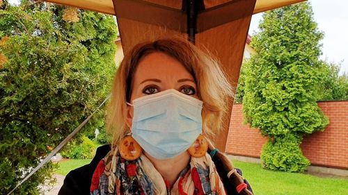 Scriitoarea Ioana Nicolaie, profesor de Limba română, despre predarea online: „Un profesor trebuie să fie un fel de magician în contextul acesta, să găsească o cale să transmită informația virtual, să inventeze un alt mod de a preda”