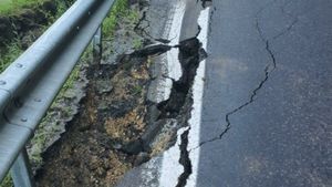 Drumarii intervin de urgenţă pe DN 1 A Ploieşti – Braşov după ce şoseaua s-a surpat în zona de munte. DN 1 A este ruta ocolitoare în condiţii de aglomeraţie pe DN 1 Valea Prahovei