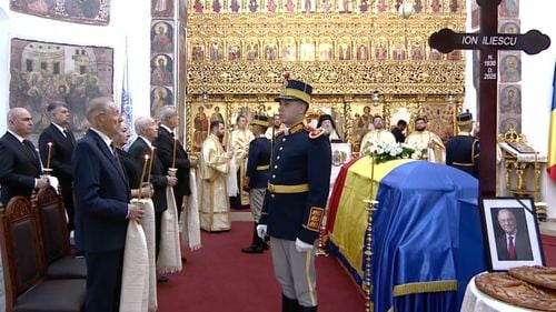 IMAGINEA ZILEI Premierul Bolojan, în spatele foștilor premieri PSD Văcăroiu, Năstase și Dăncilă, la înmormântarea lui Iliescu / Nicușor Dan nu a participat la funeralii