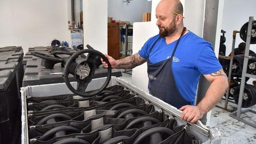 Deținuții din Oradea au adus penitenciarului venituri de aproape 3 milioane de lei într-un an / Lucrează pentru industria auto și manipulează colete