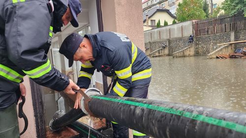 UPDATE Cod roșu de inundații în Brașov, Covasna și Hargita / Două localități din Covasna, evacuate din cauza pericolului de inundații / Peste 100 de persoane au fost relocate într-o sală de sport / Curţi inundate la Miercurea-Ciuc şi Odorheiu Secuiesc