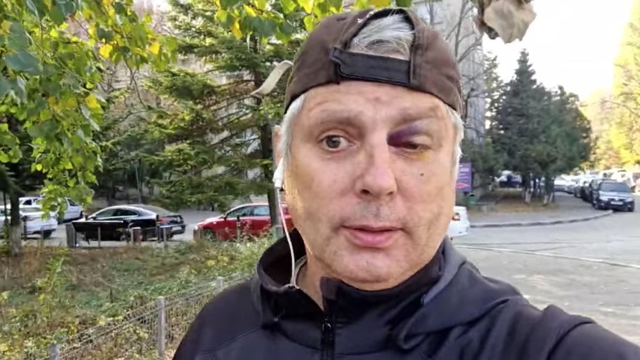 Protestatarul Marian Moroșanu, zis Ceaușescu, dus la poliție și amendat cu 300 de lei pentru injurii adresate liderilor PSD și PNL la un eveniment dedicat NATO