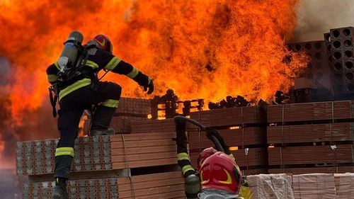 Incendiu puternic la un complex turistic din municipiul Petroşani / Pompierii intervin cu şase autospeciale / Primele informaţii arată că nu sunt victime