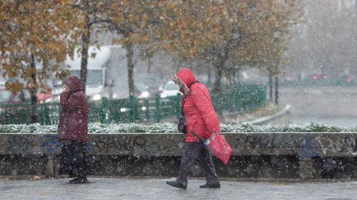 METEO Vânt puternic şi ploi până sâmbătă seară, în mai multe zone ale ţării / În București e posibil să ningă sâmbătă / La munte va ninge consistent, iar viteza vântului pe creste poate depăşi 90 km/h / Cod galben în mai multe regiuni