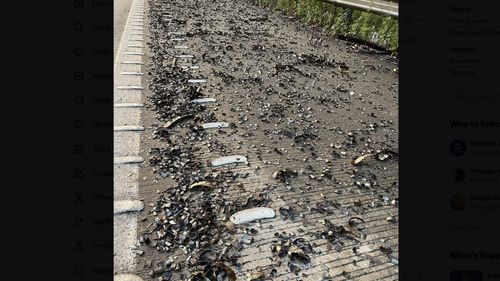Haos pe una dintre cele mai aglomerate autostrăzi din Australia: peste 300 de maşini s-au ales cu cauciucurile deteriorate / 750 de kilograme de resturi metalice ascuţite au căzut dintr-un camion / Se intervine cu magneţi
