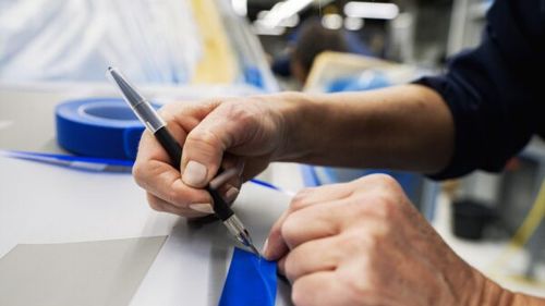 BMW investește 30 de milioane de euro într-un centru care va combina producția de serie cu vopsirea manuală