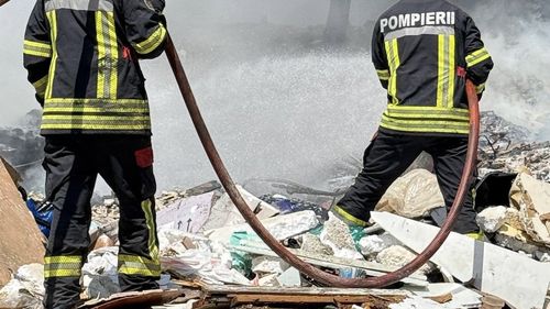 Emmanuel Macron le mulțumește pompierilor români care intervin la incendiile de pădure din Franța / ”Asta este spiritul european: ajutorul reciproc, solidaritatea practică, forța colectivului„