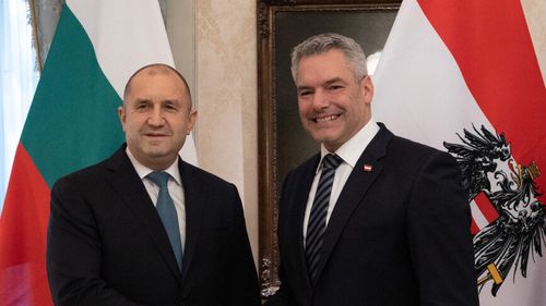 Cancelarul Austriei, Karl Nehammer, s-a întâlnit cu președintele Bulgariei, Rumen Radev / Ambii oficiali au postat imagini, subliniind „buna colaborare” și „poziția comună” în aprofundarea relațiilor bulgaro-austriece / Cei doi lideri au participat la Concertul Filarmonicii din Viena