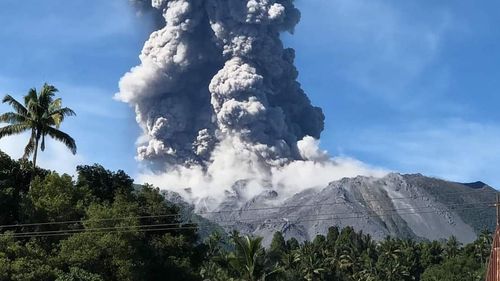 Vulcanul Ibu a intrat din nou în erupție, aruncând o coloană de cenușă la 6 km înălțime