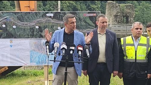 Grindeanu a venit cu elicopterul pe Valea Oltului și anunță în claxoanele șoferilor că vor mai urma închideri de circulație pentru alte lucrări la Autostrada Sibiu - Pitești / Pistol, CNAIR: „Cu ce ar fi ajutat dacă am fi anunțat restricțiile cu 3 luni înainte?”
