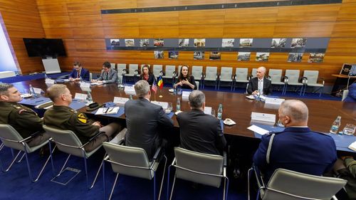 Oana Țoiu: Incidentul cu drona rusească, discutat cu secretarul Armatei SUA, Daniel P. Driscoll. „Parteneriatul cu SUA rămâne esențial pentru siguranța României”