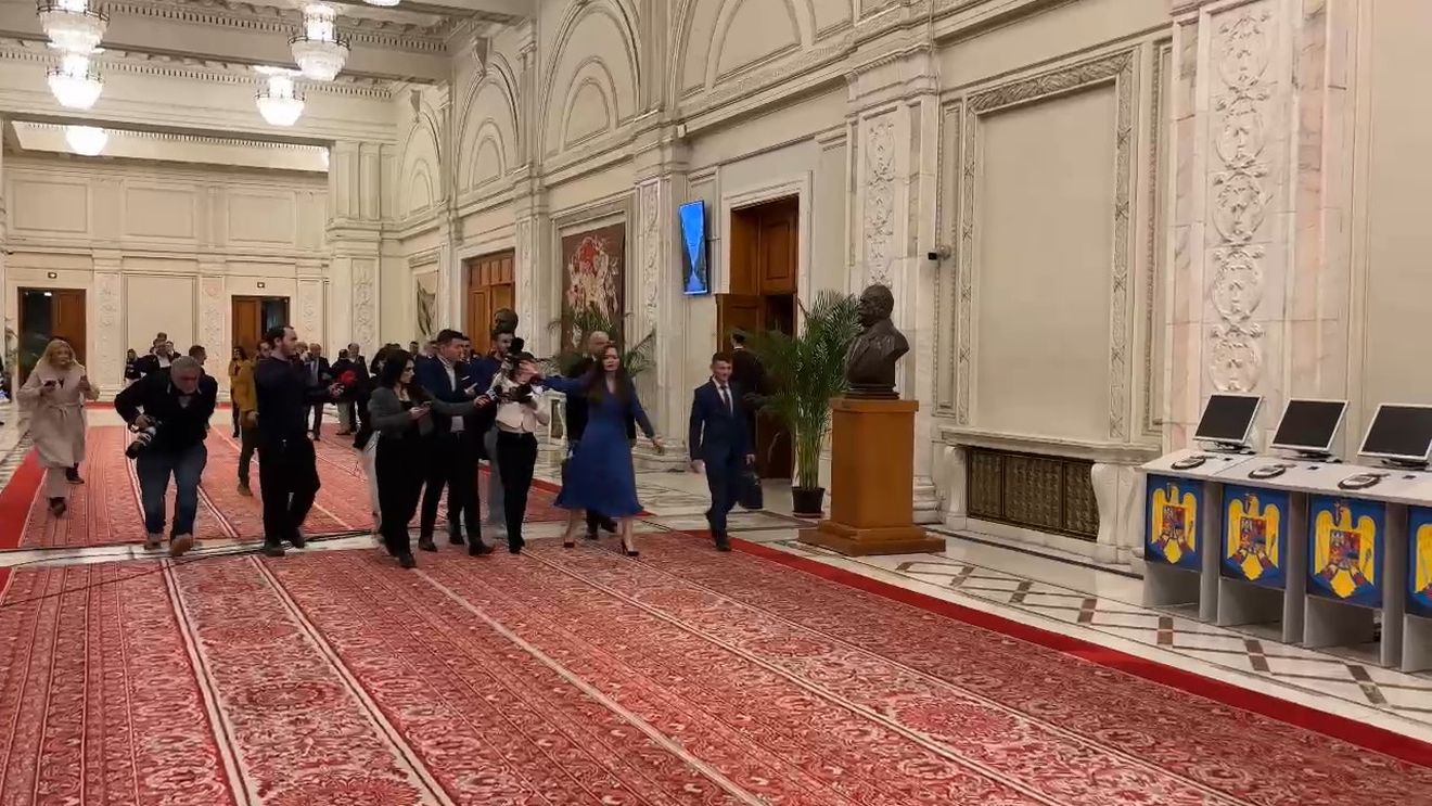 ”Suveraniștii” de la POT, AUR și SOS, atacuri și derapaje la adresa jurnaliștilor / Gavrilă a sfidat presa în Parlament, Becali a luat microfonul unui jurnalist iar Șoșoacă l-a blestemat pe Gâdea