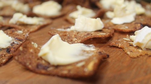 Șapte gustări care sunt mai sănătoase decât crezi și conțin brânză, biscuiți sau popcorn