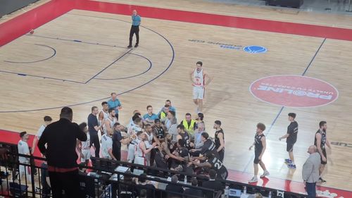 Ambele echipe de baschet, din Cluj și Oradea, pedepsite după scandalul din „Oradea Arena” / Ce sancțiuni a stabilit Federația Română de Baschet