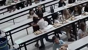 VIDEO Un băiat de 8 ani și-a salvat colegul de clasă cu ajutorul manevrei Heimlich, în Arizona