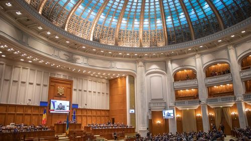 DOCUMENT Discursul integral al lui Volodimir Zelenski în Parlamentul României: ”UE trebuie să închidă porturile pentru navele rusești, să oprească tranzitul de mărfuri și orice activitate economică cu Rusia”/ Defecțiuni tehnice și probleme de transmisie la începutul videoconferinței