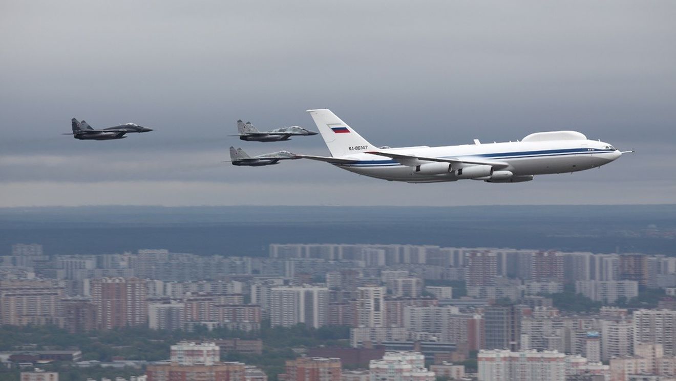 Vladimir Putin își etalează "avionul apocalipsei" pe cerul Moscovei