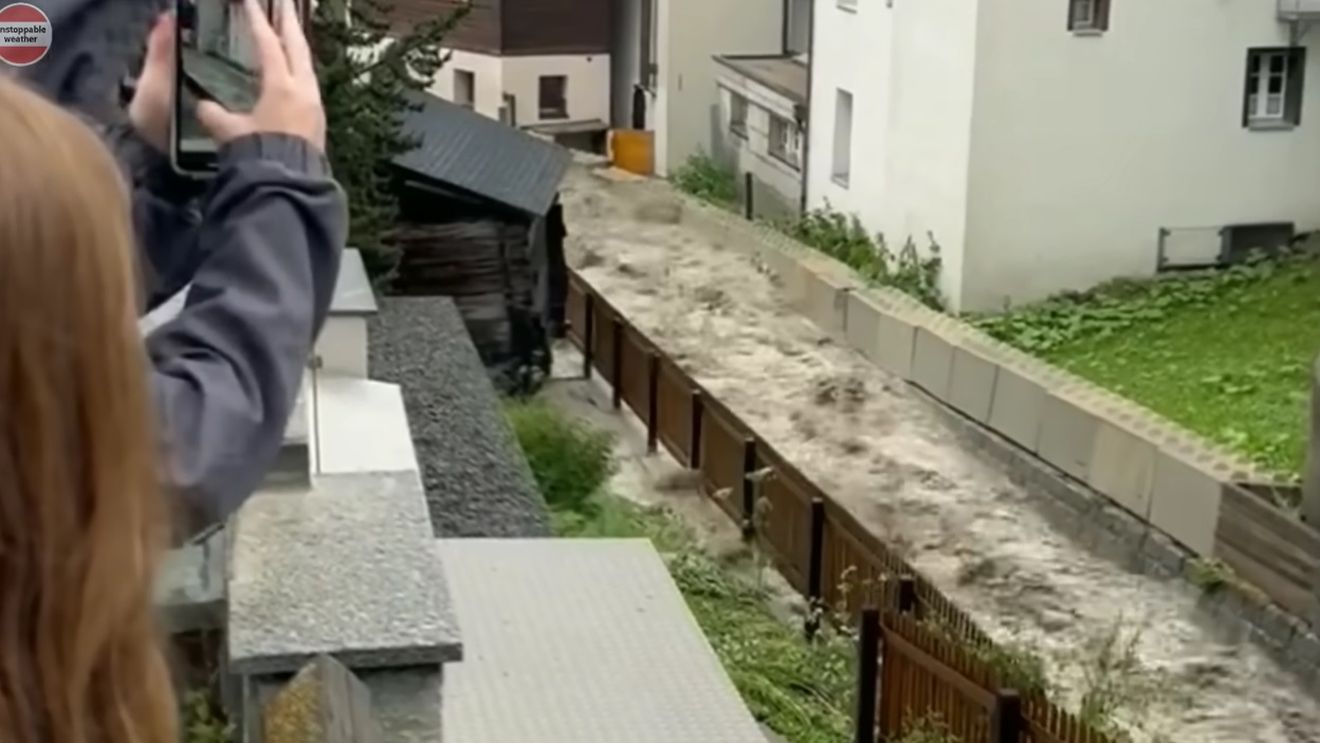 Alunecări de teren și evacuări în două regiuni din Elveția din cauza ploilor torențiale