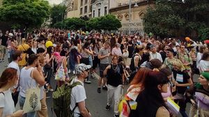 VIDEO și FOTO Mii de participanți la Bucharest Pride 2023: „România educată, nu discriminată” / Ambasadorul britanic, între participanți / Câteva persoane cu mesaje anti-LGBT pe traseu